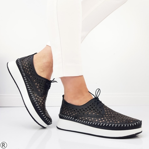 Обувки от естествена кожа на дупки- Mika Black 10381