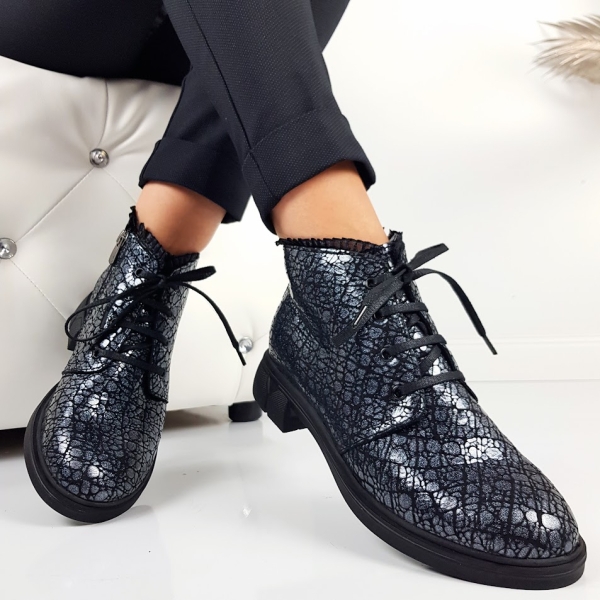 Равни боти от ефектна естествена кожа- Klear Blue 11330