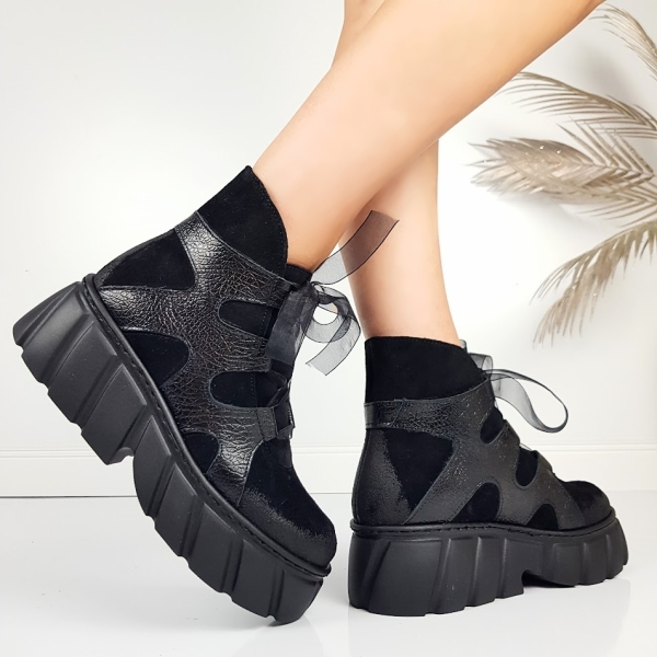 Черни боти от естествен набук на платформа- Daria Black 11445