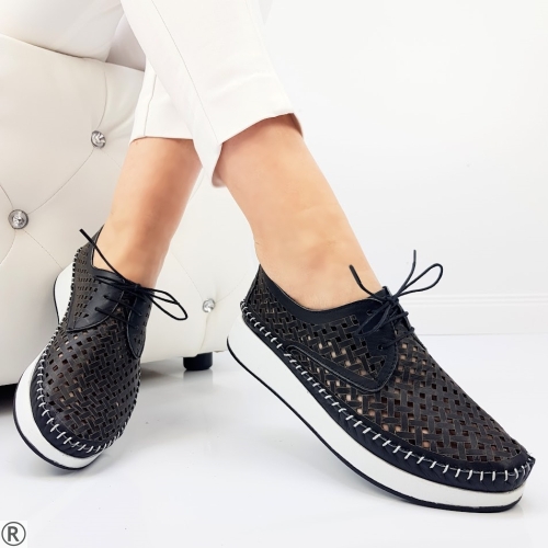 Обувки от естествена кожа на дупки- Mika Black 10381