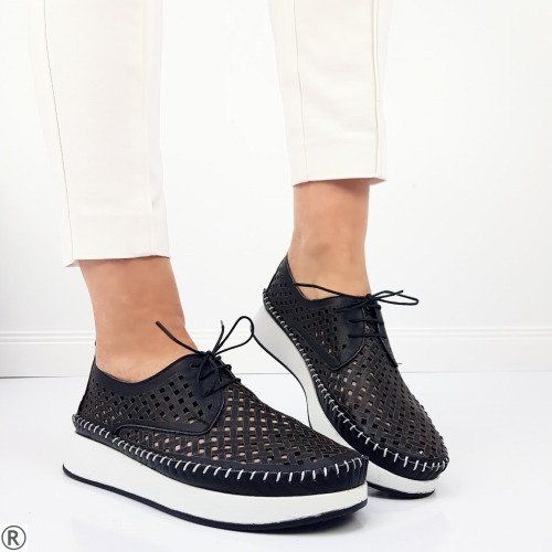 Обувки от естествена кожа на дупки- Mika Black 10381