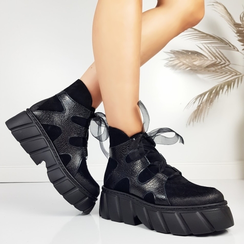 Черни боти от естествен набук на платформа- Daria Black 11445