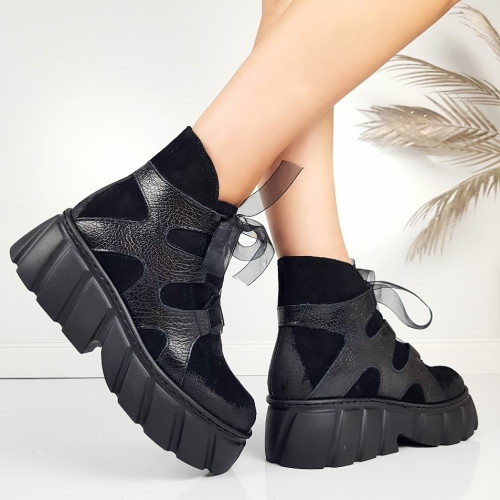 Черни боти от естествен набук на платформа- Daria Black 11445