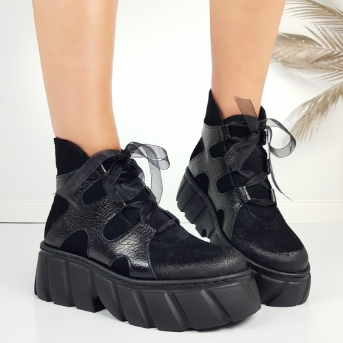 Черни боти от естествен набук на платформа- Daria Black 11445